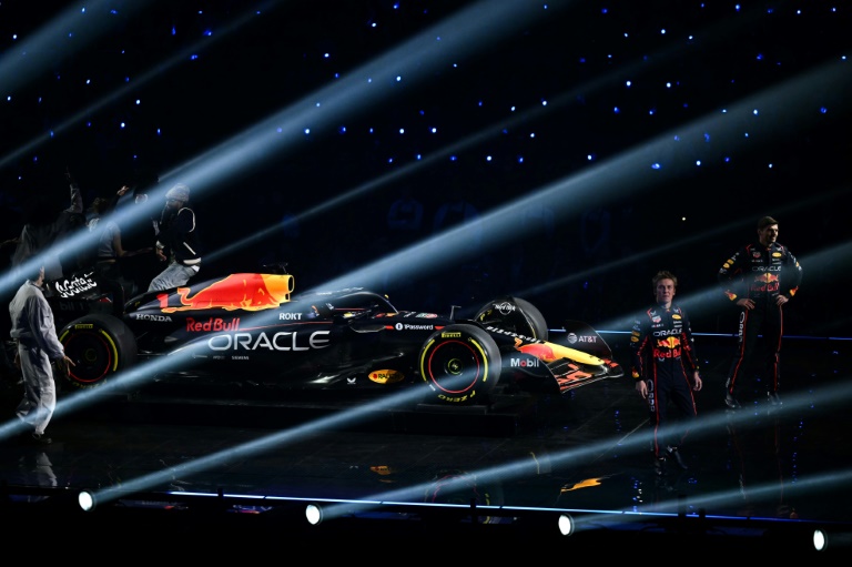 Le champion du monde Max Verstappen (D) et son nouveau coéquipier Liam Lawson (G) lors de la présentation de la Red Bull en vue de la saison 2025, le 18 février 2025 à Londres