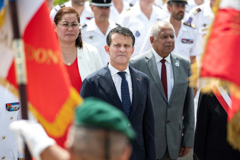 Manuel Valls (au centre) lors d'une cérémonie à la Croix de Lorraine à Nouméa le 22 février 2025