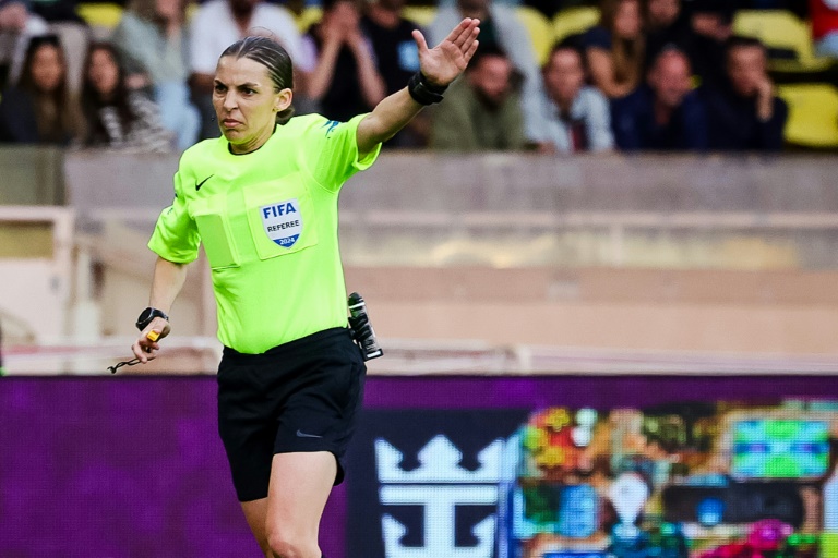 L'arbitre Stéphanie Frappart au sifflet lors de Monaco-Rennes, le 7 avril 2024 au Stade Louis II