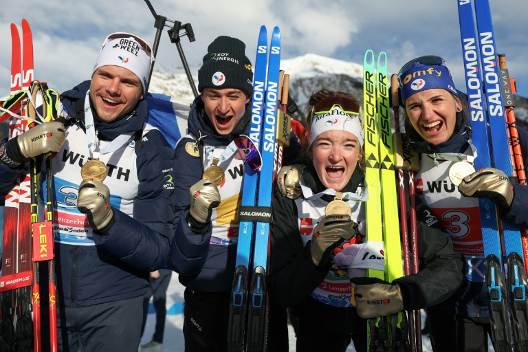 L'équipe de France de relais mixte (de gauche à droite: Emilien Jacquelin, Eric Perrot, Lou Jeanmonnot, Julia Simon), médaillée d'or aux Mondiaux de biathlon à Lenzerheide (Suisse), le 12 février 2025