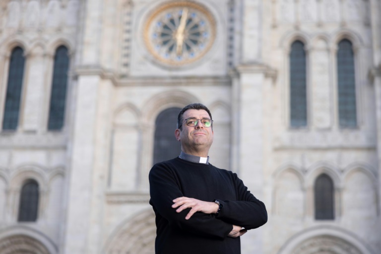 Le nouvel évêque de Saint-Denis, Etienne Guillet, pose le 14 février 2025 devant la basilique Saint-Denis, au nord de Paris