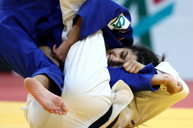 La judoka française Shirine Boukli (en bleu) lors de la finale des moins de 48 kilos contre la Japonaise Mitsuki Kondo (en blanc) lors du Grand Slam de Paris à Bercy le 1er février 2025.