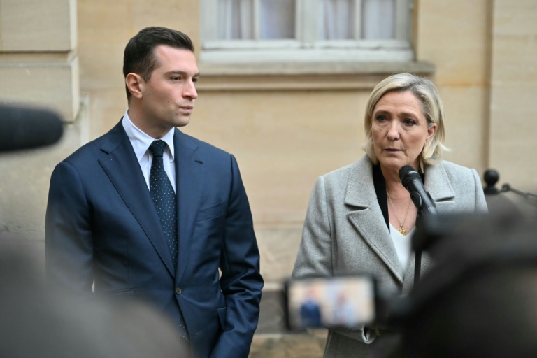 Le président du Rassemblement national Jordan Bardella et la présidente du groupe RN à l'Assemblée Marine Le Pen, le 16 décembre 2024 devant Matignon, à Paris