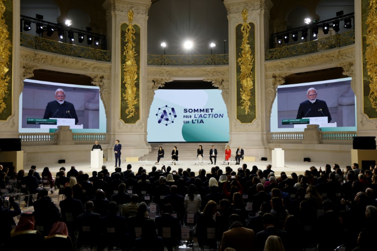 Le Premier ministre indien Narandra Modi s'exprime devant les participants au sommet de l'IA, organisé au Grand Palais à Paris, le 11 février 2025