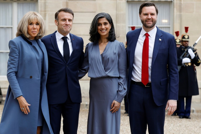 le président Emmanuel Macron et son épouse Brigitte accueillent à l'Elysée le vice-président américain J.D. et sa femme Usha Vance le 11 février 2025, à Paris