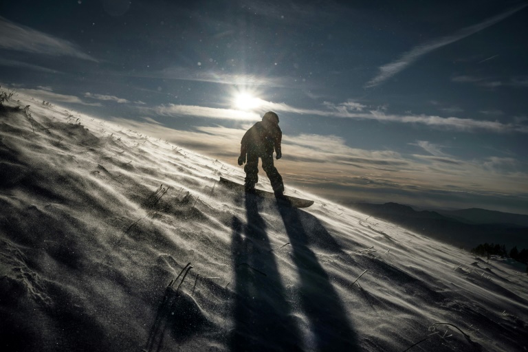 Le réfugié afghan et snowboarder Musawer sur une piste à Viuz-la-Chiesaz, près de la station du Semnoz, dans le massif des Bauges, le 29 janvier 2025 en Haute-Savoie