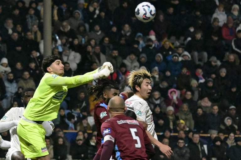 Le gardien de Bourgoin-Jallieu, Ronan Jay, lors des huitièmes de finale de la Coupe de France contre Reims, au Stade Pierre Rajon à Bourgoin-Jallieu, le 6 février 2025