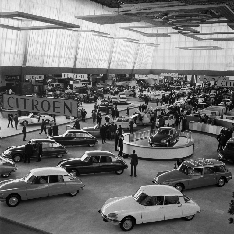 Des Citroën DS exposées au Salon mondial de l'automobile, le 5 octobre 1967 Porte de Versailles, à Paris