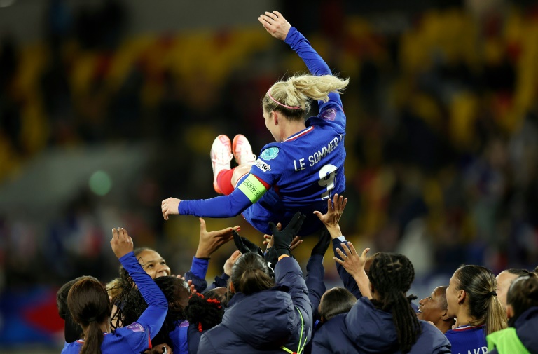 Eugénie Le Sommer portée en triomphe pour son record de sélections avec les Bleues, le 25 février 2025 contre l'islande au Mans