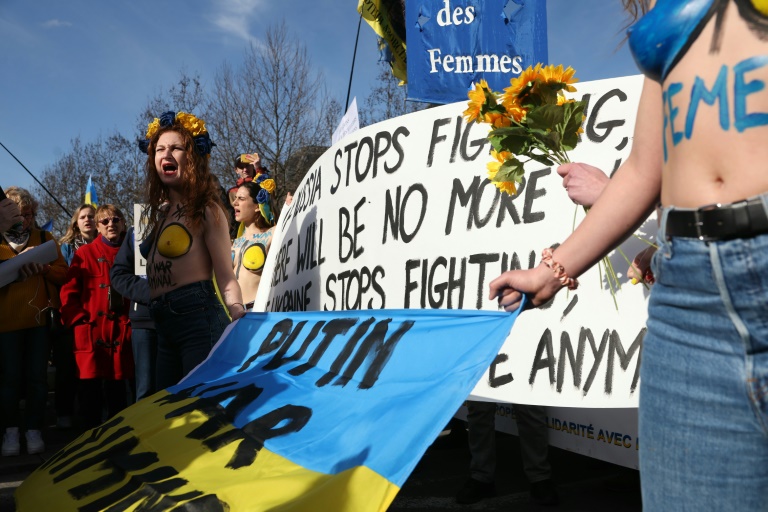 Des militantes du groupe Femen lors d'une manifestation de soutien à l'Ukraine, le 23 février 2025 à Paris