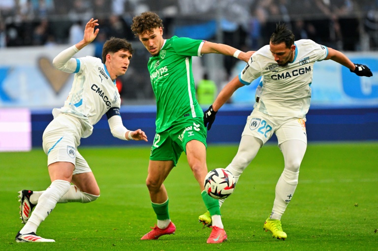 L'attaquant de Saint-Etienne Lucas Stassin (C) au duel avec Léonardo Balerdi et Ismaël Bennacer, à Marseille, le 15 février 2025