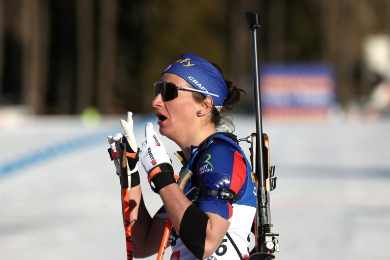 Julia Simon croise les doigts après la ligne d'arrivée de l'individuel, à Lenzerheide, en Suisse, le 18 février 2025