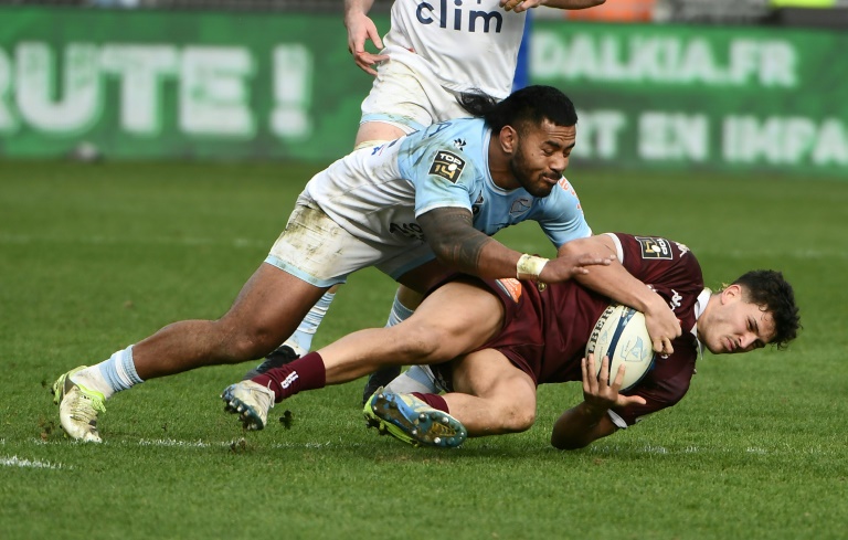 Le centre bordelais Nicolas Depoortere (D) est plaqué par l'Anglais de Bayonne Manu Tuilagi, à Bayonne, le 15 février 2025