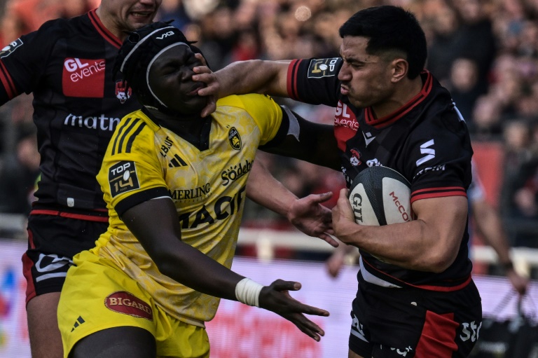 Le Néo-zélandais lyonnais  Josiah Maraku (à droite) face au Rochelais Lucas Andjisseramatchi (à gauche) lors du match de Top 14 entre leurs équipes le 15 février 2025 au stade Matmut Stadium de Gerland à Lyon en France