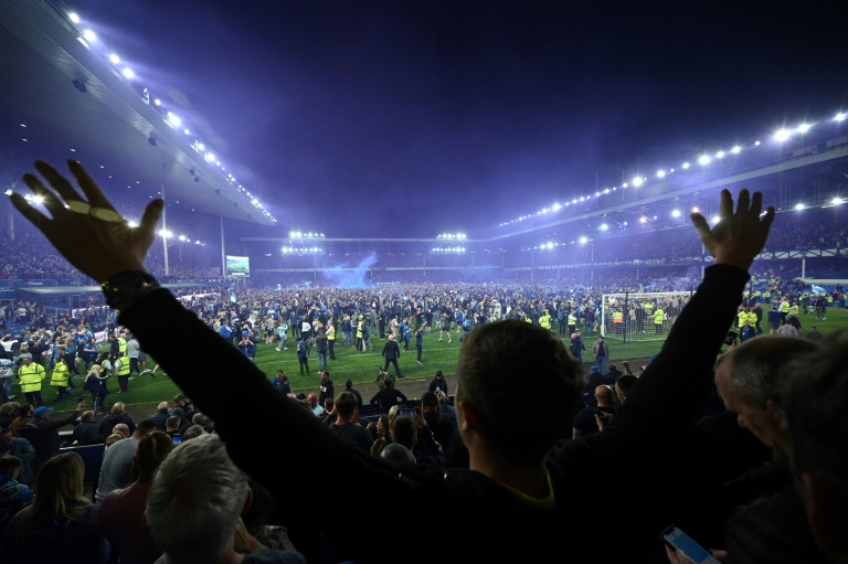 Les supporters d'Everton fêtent le maintien de leur club en Premier league, le 19 mai 2022 à Goodison Park