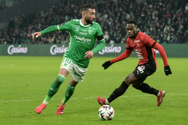 Le milieu stéphanois Florian Tardieu (g) lors de la défaite de Saint-Etienne face à Rennes (2-0), le 8 février 2025 au stade Geoffroy-Guichard