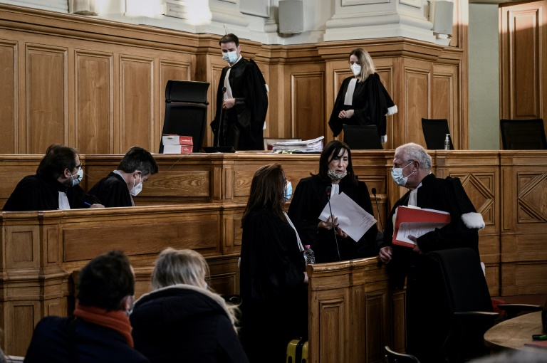 Des avocats se préparent avant le début du procès à Saintes (Charente-Maritime) le 30 novembre 2020 de Joël Le Scouarnec, qui sera jugé dès le 24 février 2025 pour viols et agressions sexuelles sur 299 victimes présumée, dont la majorité était mineure au moment des faits