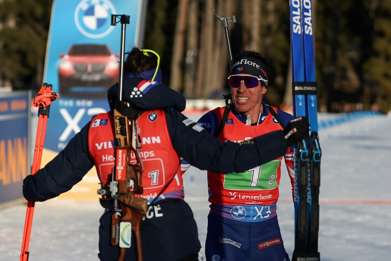 Julia Simon et Quentin Fillon Maillet célèbre leur titre dans le relais mixte simple des Championnats du monde de biathlon à Lenzerheide, en Suisse, le 20 février 2025