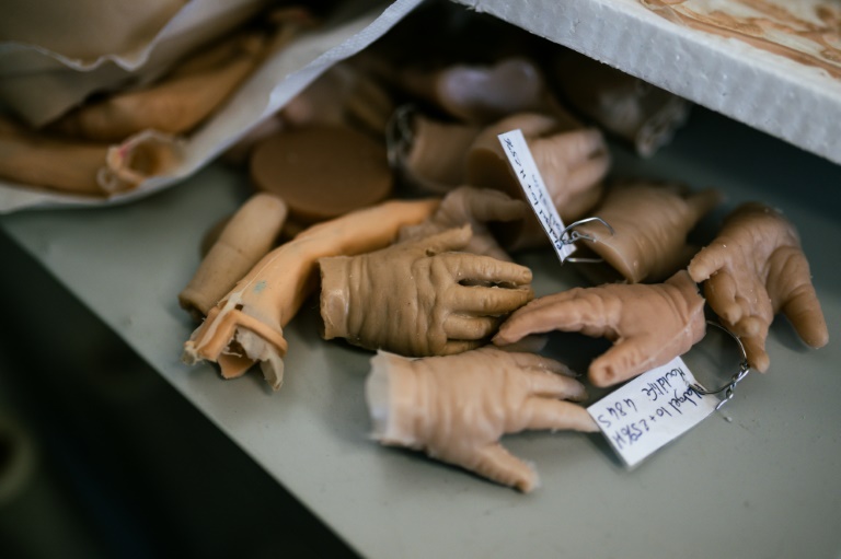 Des mains de bébés en silicone dans l'atelier de  l'entreprise Cinébébé spécialisée dans la création de bébés en silicone hyperréalistes pour des tournages de films ou de séries, le 21 janvier 2025 à Saint-Denis, près de Paris