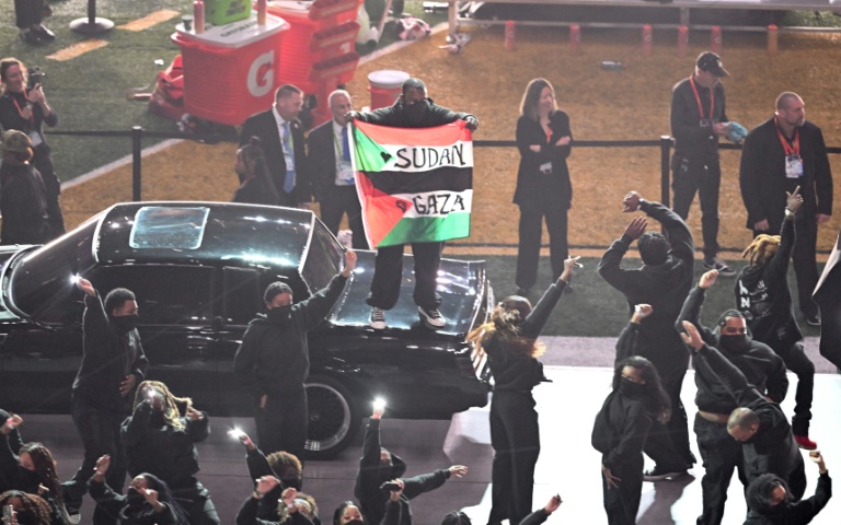 Une personne proteste en tenant un drapeau palestinien lors du concert de la mi-temps du Super Bowl, le 9 février 2025 à la Nouvelle-Orléans (Etats-Unis)