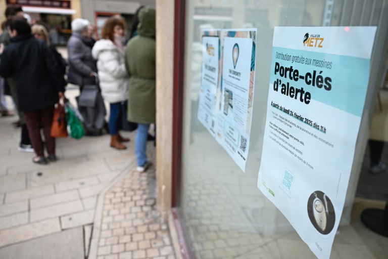 Des femmes font la queue pour obtenir un porte-clés d'alerte proposé gratuitement par la ville, le 24 février 2025 à Metz, en Moselle