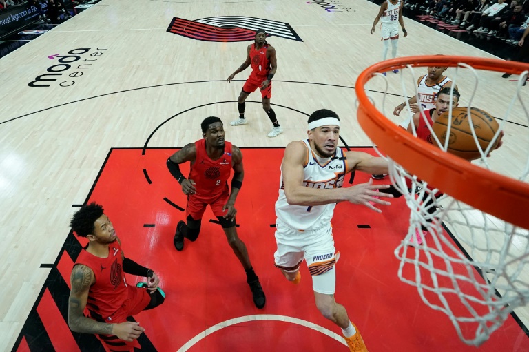 Devin Booker (#1) monte au panier lors d'un match des Phoenix Suns à Portland, le 3 février 2025