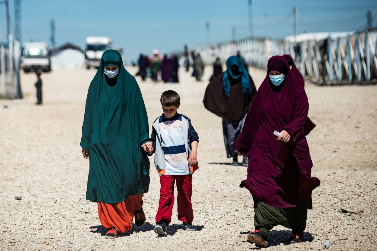 Des femmes et des enfants dans le camp Roj, dans le nord-est de la Syrie, où s'entassent des milliers de familles de combattants présumés du groupe Etat islamique, pour beaucoup étrangers, le 28 mars 2021