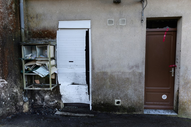 Des boîtes aux lettres endommagées par l'explosion d'une bombe artisanale qui a grièvement blessé une personne à Gourin, dans le Morbihan, le 30 janvier 2025