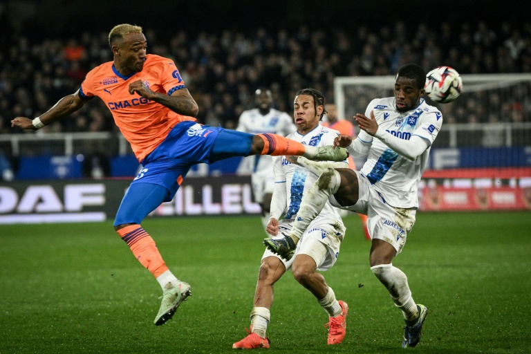 Derek Cornelius auteur d'un vilain geste sur Hamed Junior Traorè contre Auxerre a écopé d'un deuxième carton jaune le 22 février 2025