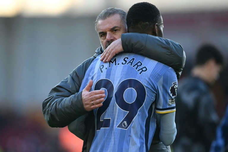 L'attaquant sénégalais Pape Matar Sarr félicité par son entraîneur Ange Postecoglou après avoir inscrit le deuxième but de Tottenham contre Brentford en Premier League le 2 février 2025 à Brentford