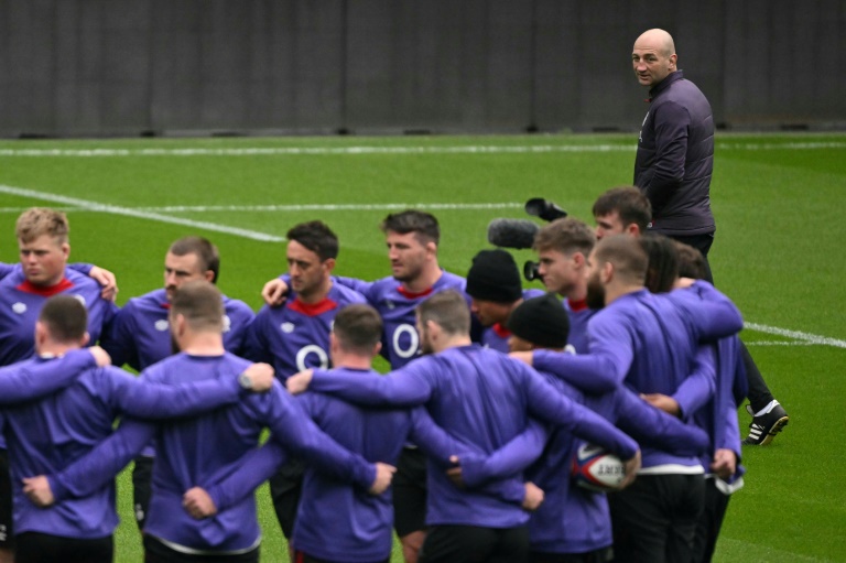 Le sélectionneur de l'Angleterre, Steve Borthwick (d.), regarde ses joueurs se regrouper pendant la séance d'entraînement du capitaine, à Twickenham, le 7 février 2025