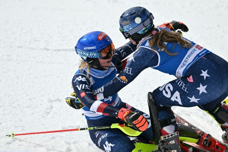 L'Américaine Mikaela Shiffrin (g) dans les bras de sa compatriote Paula Moltzan après sa 100e victoire en carrière de Coupe du monde de ski alpin, lors du slalom de Sestrières (Italie), le 23 février 2025