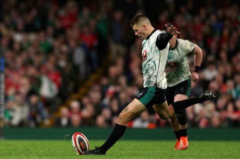 Le joueur de rugby irlandais Sam Prendergast lors du match du Tournoi des Six nations contre le pays de Galles à Cardiff le 22 février 2025.