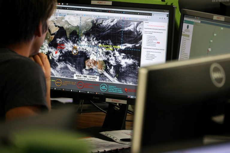 Dans les locaux de Météo France avant le passage du cyclone Belal sur l'île française de La Réunion, dans l'océan Indien, le 14 janvier 2024