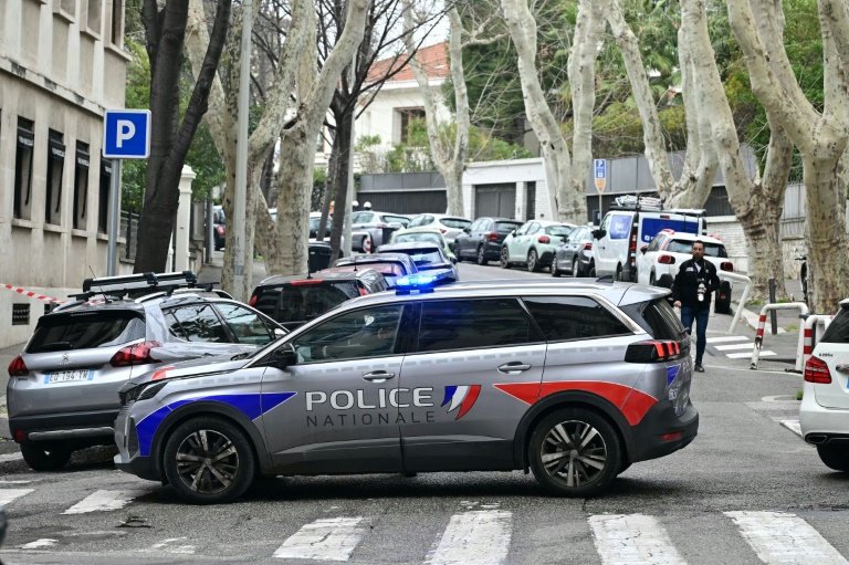 Un véhicule de police bloque une rue devant le consulat général de Russie à Marseille, le 24 février 2025