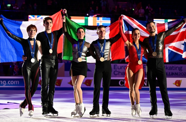 (De gauche à droite) Evgeniia Lopareva et Geoffrey Brissaud (France), deuxièmes, Charlene Guignard et Marco Fabbri (Italie), vainqueurs, et Lilah Fear et Lewis Gibson (Grande-Bretagne), troisièmes, après l'épreuve de danse libre en couple des Championnats d'Europe de patinage artistique, à Tallinn en Estonie, le 1er février 2025