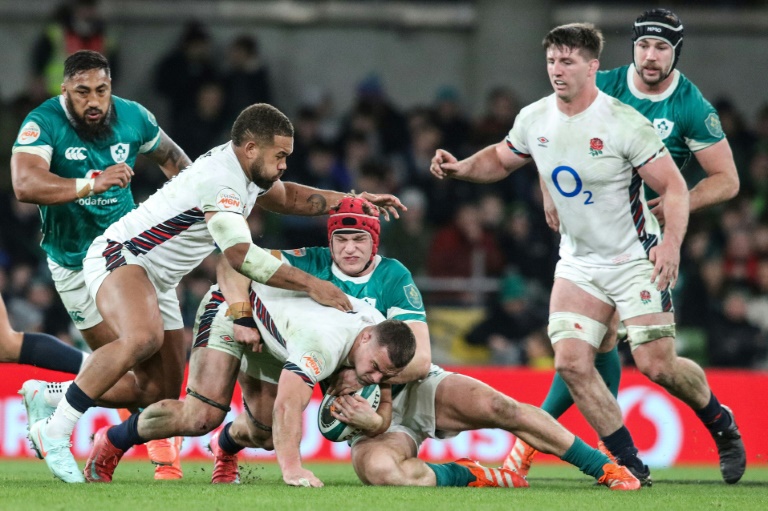 Le troisième ligne anglais Ben Earl plaqué durant le match du tournoi des Six nations en Irlande, le 1er février