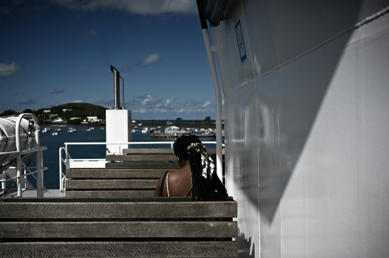 Une passagère assise sur un banc de la barge reliant Petite-Terre et Grande-Terre à Mayotte, le 21 mai 2023.