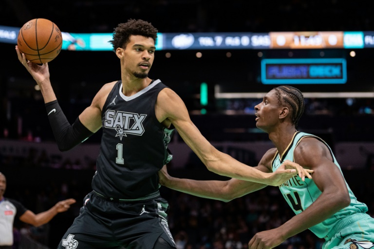 La star française des San Antonio Spurs, Victor Wembanyama (gauche), face à son compatriote Moussa Diabate, des Charlotte Hornets, le 7 février 2025 à Charlotte