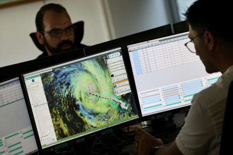 Les prévisionnistes de Météo-France, le 26 février 2025 à Saint-Denis de La Réunion, suivaient de près l'évolution du cyclone Garance qui a touché terre deux jours plus tard comme prévu