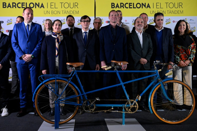 Le directeur général du Tour de France Christian Prudhomme (au centre), lors d'une conférence de presse de présentation du départ de l'édition 2026, à Barcelone le 25 février 2025, avec le maire de Barcelone Jaume Collboni (à sa gauche) et le président de la généralité de Catalogne Salvador Illa (à sa droite) ainsi que l'ancien vainqueur Miguel Indurain (2e en partant de la droite).