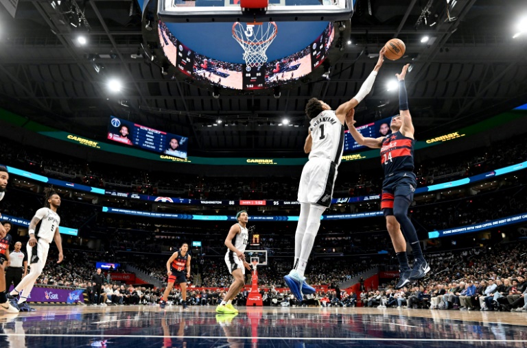 Victor Wembanyama contre un tir lors du match NBA de San Antonio contre les Wizards, le 10 février 2025 à Washington