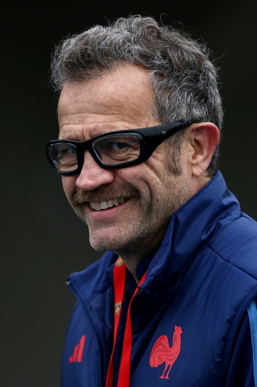 Le sélectionneur Fabien Galthié supervise l'entraînement du XV de France à Marcoussis (sud de Paris) le 5 février 2025 avant le match du Tournoi des six nations contre l'Angleterre