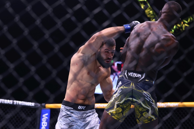 Nassourdine Imavov (g.) affronte Israel Adesanya lors de l'UFC Fight Night à Riyad, le 1er février 2025