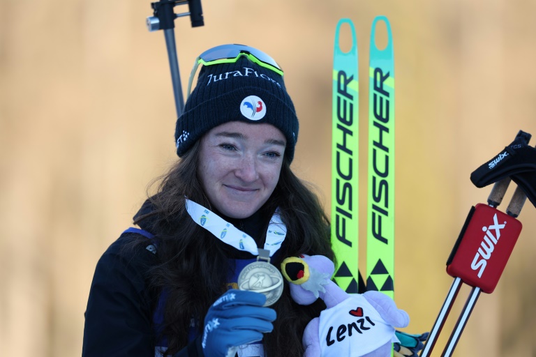 La Française Lou Jeanmonnot montre sa médaille de bronze lors de la cérémonie du podium de l'épreuve individuelle du 15 km femmes des Championnats du monde de biathlon, à Lenzerheide, le 18 février 2025