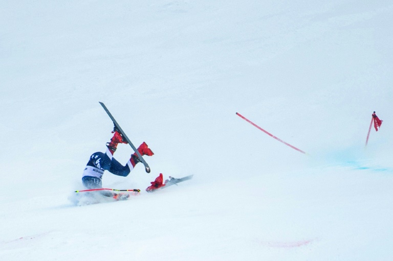 L'Américaine Mikaela Shiffrin chute pendant la seconde manche du géant de Killington (Etats-Unis), comptant pour la Coupe du monde de ski alpin, le 30 novembre 2024