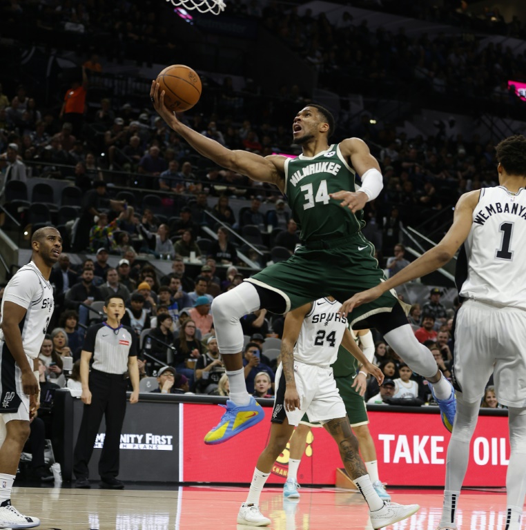 Giannis Antetokounmpo, des Milwaukee Bucks, contre les San Antonio Spurs en NBA le 31 janvier 2025 à San Antonio