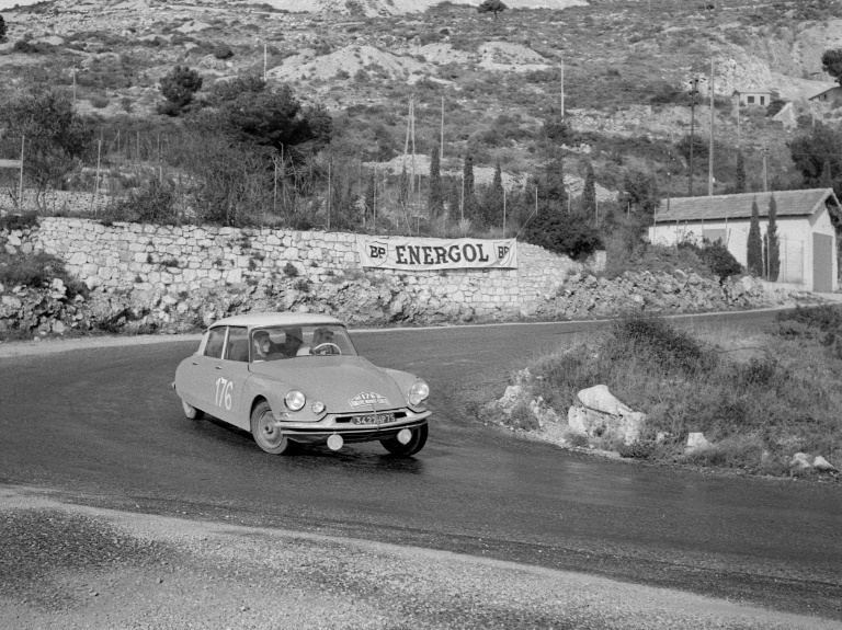 Une Citroën DS dans le dernier tour du 28e Rallye de Monte-Carlo avant de remporter la course, le 23 janvier 1959