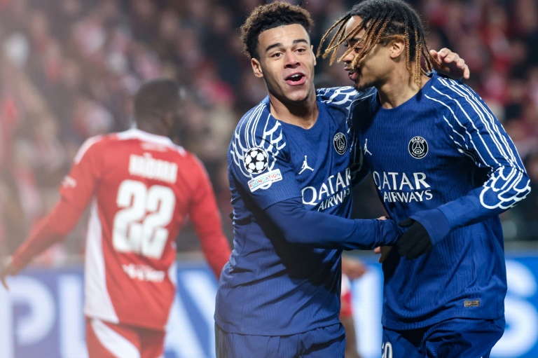 Les Parisiens Désiré Doué (à gauche) et Bradley Barcola lors de la victoire du Paris SG contre Brest 3-0 en barrage aller d'accession aux huitièmes de finale de la Ligue des champions le 11 février 2025 à Guingamp