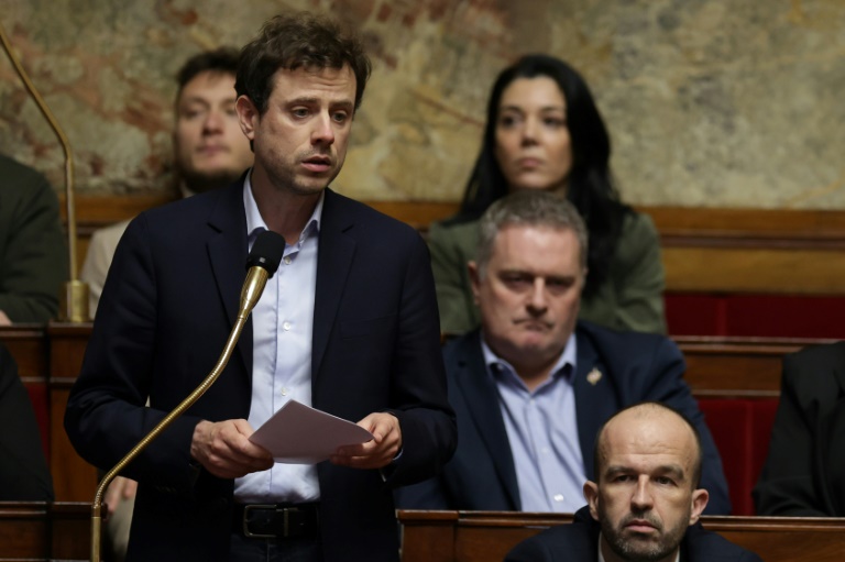 Le député La France insoumise (LFI) Paul Vannier pose une question au Premier ministre, le 11 février 2025 à l'Assemblée nationale à Paris